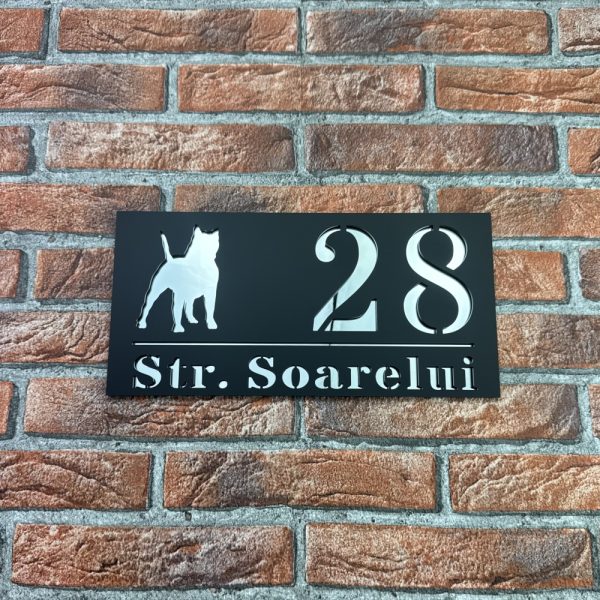 Placuta numar casa personalizat model WildDog 29.5 x 14.5 cm Negru Mat / Oglinda Argintiu