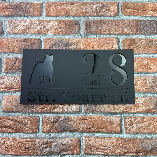 Placuta numar casa personalizat model WildDog 29.5 x 14.5 cm Negru Mat / Negru Lucios