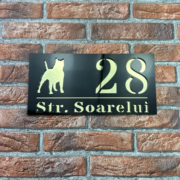 Placuta numar casa personalizat model WildDog 29.5 x 14.5 cm Negru Lucios / Oglinda Auriu