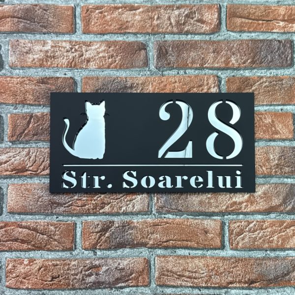 Placuta numar casa personalizat model ShadowCat 29.5 x 14.5 cm Negru Mat / Oglinda Argintiu