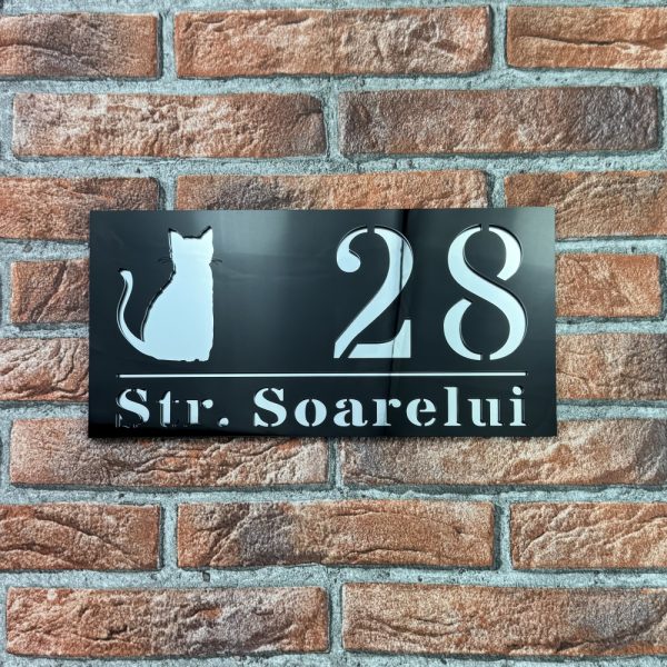 Placuta numar casa personalizat model ShadowCat 29.5 x 14.5 cm Negru Lucios / Oglinda Argintiu