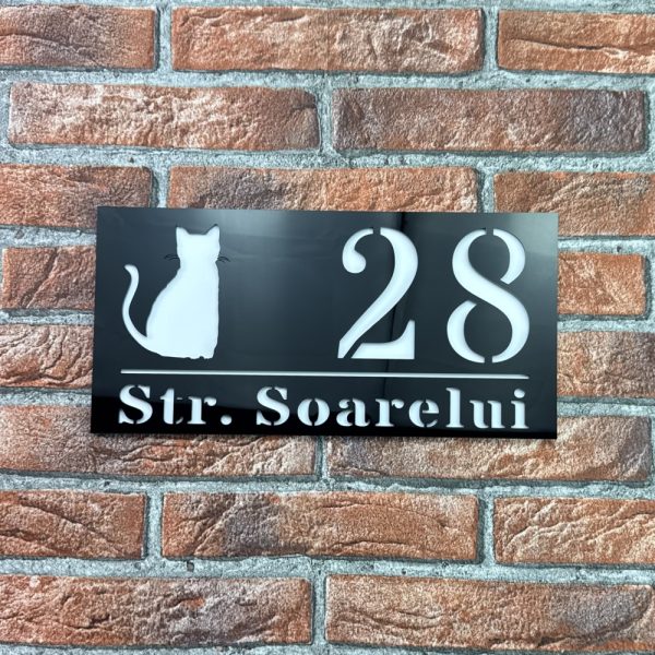 Placuta numar casa personalizat model ShadowCat 29.5 x 14.5 cm Negru Lucios / Alb Mat