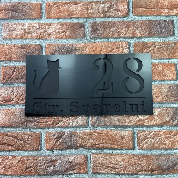Placuta numar casa personalizat model ShadowCat 29.5 x 14.5 cm Negru Lucios / Negru Mat