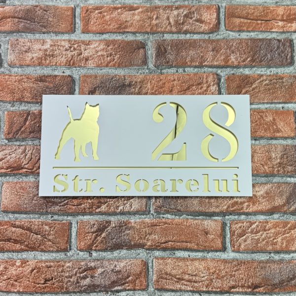 Placuta numar casa personalizat model WildDog 29.5 x 14.5 cm Alb Mat / Oglinda Auriu