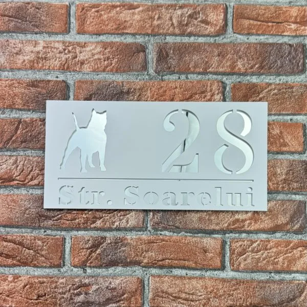 Placuta numar casa personalizat model WildDog 29.5 x 14.5 cm Alb Mat / Oglinda Argintiu