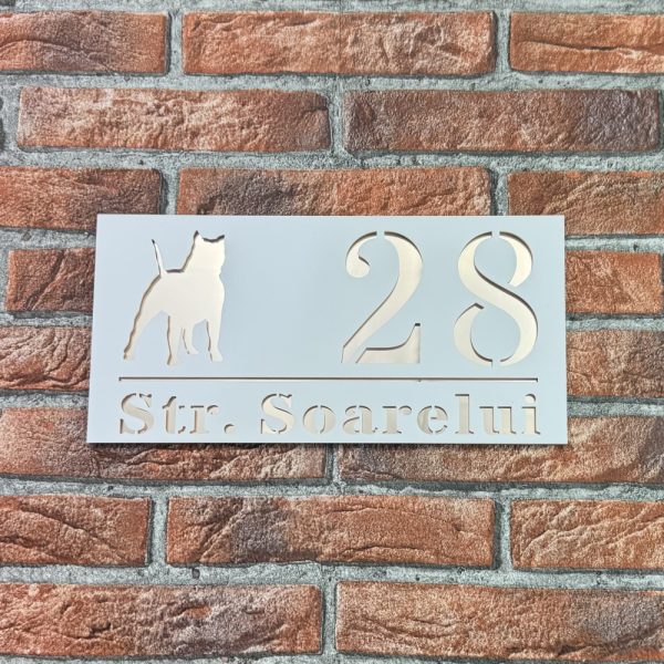 Placuta numar casa personalizat model WildDog 29.5 x 14.5 cm Alb Mat / Oglinda Roz